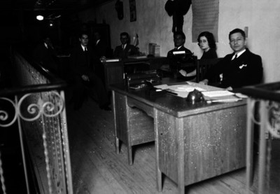 Empleados públicos en una oficina, retrato