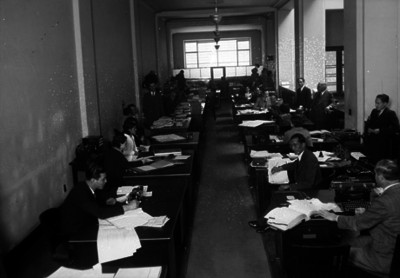 Empleados públicos trabajan en una oficina