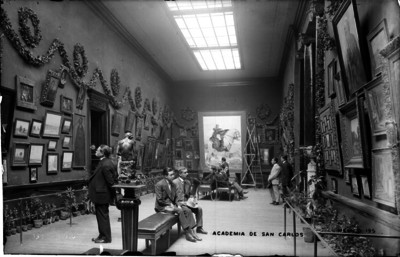 Hombres durante una exposición en la 