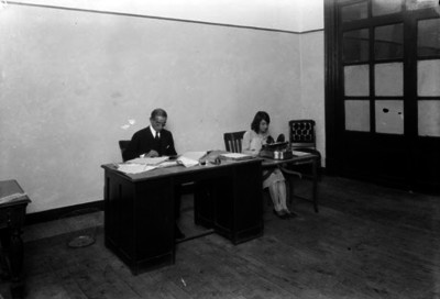 Empleado y secretaria laboran en una oficina de la agencia Almacén de Ideas