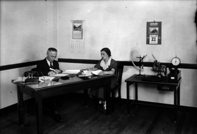 Secretaria toma dictado a hombre