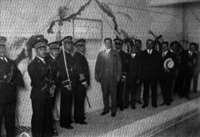 Funcionarios, jefes y oficiales de bomberos, en la develación de la placa inaugural de la alberca Antonio Pimentel