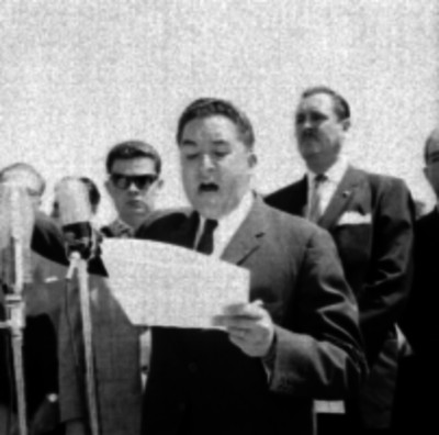 Funcionario pronunciando un discurso durante una ceremonia en honor a los héroes del S.XIX
