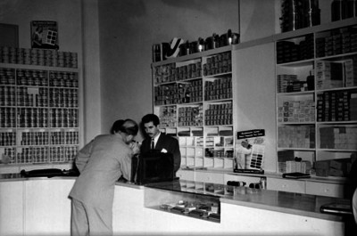 Empleados de una ferretería atienden a cliente