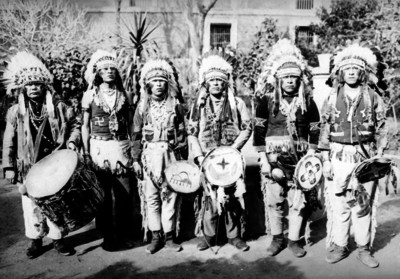 Apaches con atavíos de fiesta
