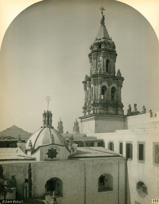 Torre y cúpula de una capilla