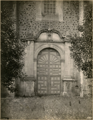Puerta del lado norte en la parroquia de Santa Clara de Asís