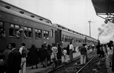 Gente en la estación de ferrocarril despidiendo a braceros