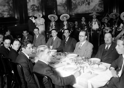 Gente durante un banquete