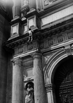 Hombre mosca trepando por la fachada de la catedral