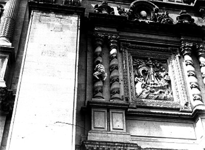 Hombre mosca trepando por una columna de la catedral