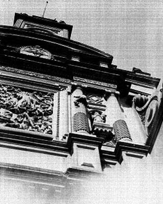 Hombre mosca trepado por una columna de la fachada de la catedral