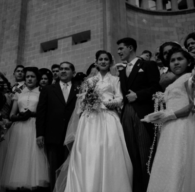 María Cristina y su novio, rodeados de familiares y amigos, afuera de una iglesia