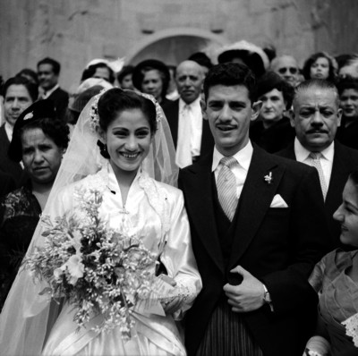 María Cristina Olmos y su novio afuera de la iglesia, durante su boda