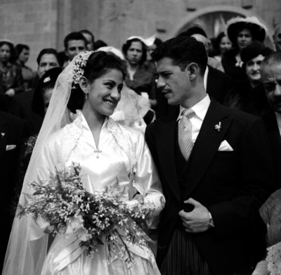 María Cristina Olmos y su novio afuera de una iglesia, durante su boda