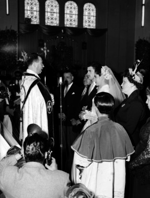 María Cristina Olmos y su prometido ante el sacerdote, el día de su boda