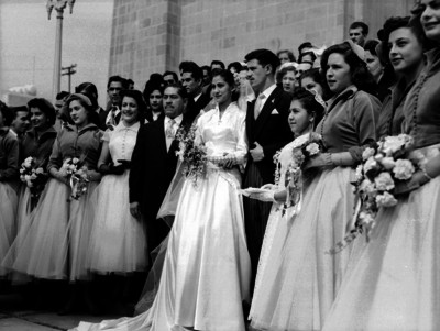 María Cristina y su novio acompañados de sus damas de honor e invitados a su boda