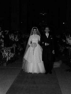 Rafael Jocken y Ofelia Lieja salen de la iglesia después de su boda