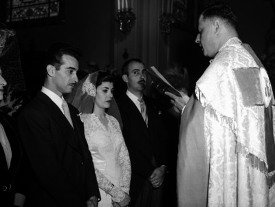 Edmundo Fores Y. y María Zaror, ante el sacerdote durante la celebración de su boda