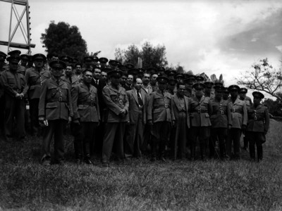 Maximino Ávila Camacho y el general Díaz con un grupo de militares en un paraje, retrato de grupo