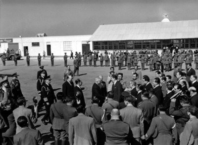 Miguel Alemán Valdés dando la bienvenida a Harry S. Truman en el campo aéreo de Balbuena