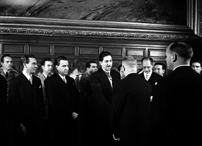 MIguel Alemán V. saludando a un funcionario en Palacio Nacional