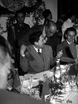 Miguel Alemán Valdés y Roman Beteta durante un banquete con empresarios de la planta 