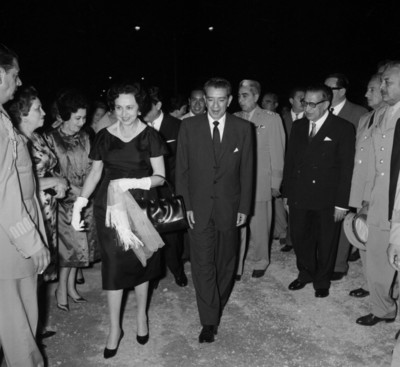 Adolfo López Mateos y esposa durante su llegada al INPI