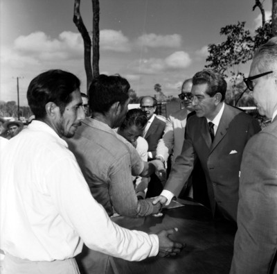 Adolfo López Mateos hace entrega de titulos de propiedad a habitantes de Yucatán, durante una ceremonia