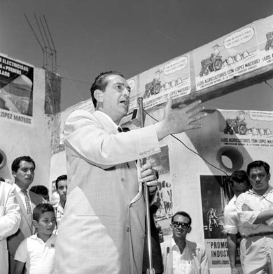 Adolfo López Mateos, haciendo uso de la palabra durante un mitin de apoyo, en su campaña electoral por Santa Rosalía