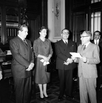 Graef Fernández ante Adolfo López Mateos durante protocolo de premiación