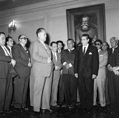 Fidel Velázquez Sánchez haciendo uso de la palabra durante la audiencia con Adolfo López Mateos y delegados de la convención de la CTM en un salón