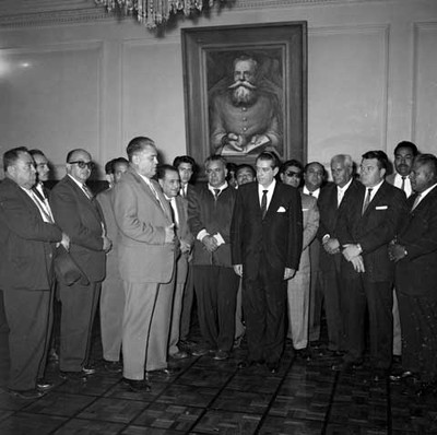 Fidel Velázquez Sánchez haciendo uso de la palabra durante la audiencia con Adolfo López Mateos y delegados de la convención de la CTM en un salón