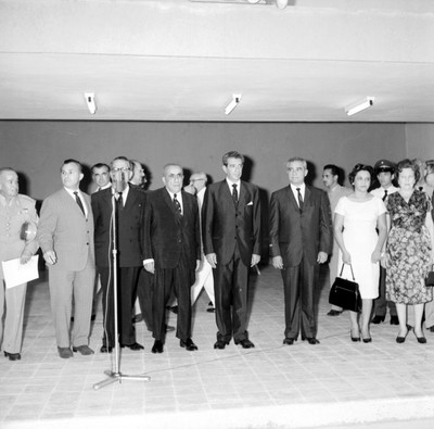 Adolfo López Mateos con funcionarios públicos en un salón