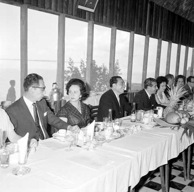 Adolfo López Mateos, Eva Sámano, Gustavo Díaz Ordaz y demás funcionarios en un banquete con motivo de la inauguración de la Escuela Revolución Mexicana durante su gira por Quintana Roo