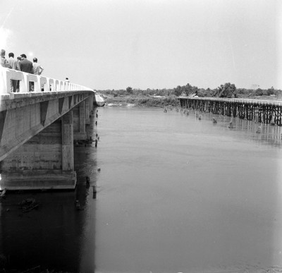 Funcionarios en el puente Samarina, en Cárdenas, Tabasco