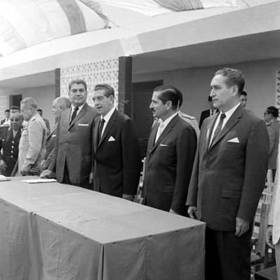 Adolfo López Mateos, Gabriel Leyva Velázquez y otros funcionarios presidiendo una ceremonia en Culiacán