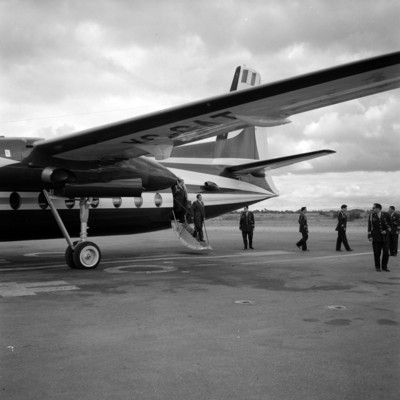 Adolfo López Mateos y José Gómez Huerta, descendiendo de un avión en su visita ala Cd. de S.L.P.