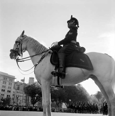 Militar montado a caballo, toma contrapicada