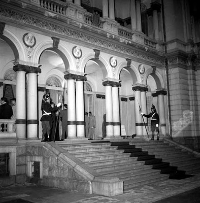Guardia presidencial en la entrada principal de la Casa Rosada en Buenos Aires