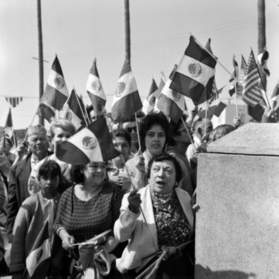 Mexicanos residentes en Los Ángeles Cal. en una calle esperando el paso de Adolfo López Mateos