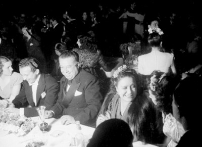 Empresarios cinematográficos durante banquete por emtrega de premios en el patio