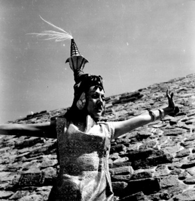 Mujer interpretando danza azteca