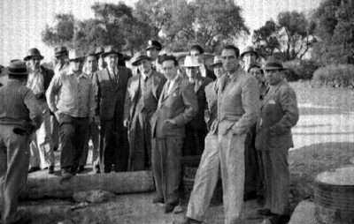 Fernando Casas Alemán acompañado por hombres para inspeccionar las obras de agua del sistema Lerma