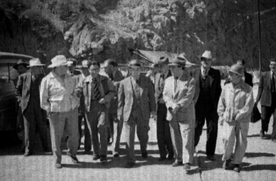 Fernando Casas Alemán acompañado por hombres para inspección de agua del sistema Lerma
