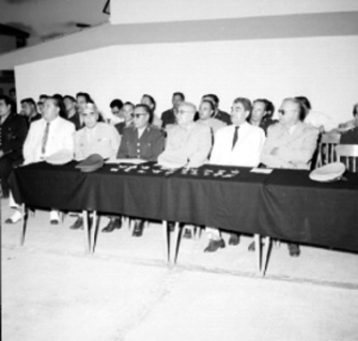 Agustín Olachea Avilés, José Gómez Huerta, Gabriel Leyva Velázquez y otras personalidades durante la entrega de lleves para casas militares