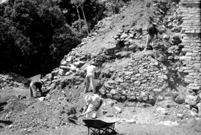 Hombres remueven material de un montículo, Palenque