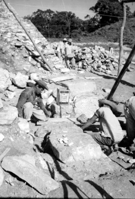 Hombres colocan cemento para la reconstrucción de basamento, Palenque