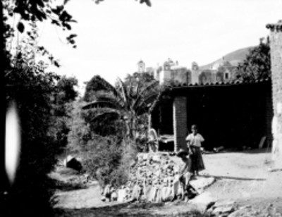 Mujer y jóven en el patio de una casa patio, retrato
