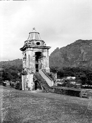 Torre de iglesia dominica, vista general